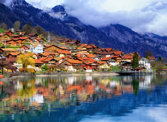 Interlaken-on-lake-with-Alps
