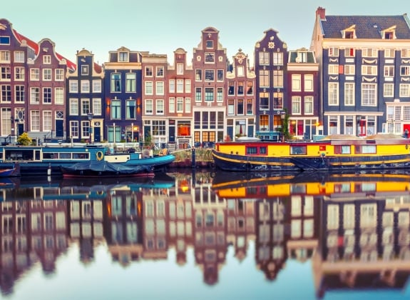amsterdam-canal-with-boats