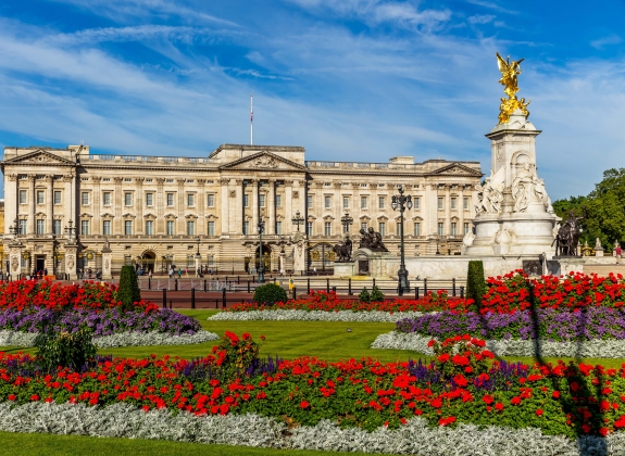 buckingham palace in london, england
