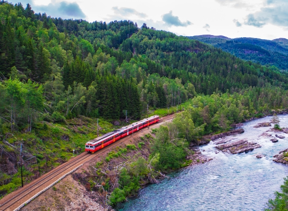 flamsbana-railway-by-norwegian-river_690230827_web