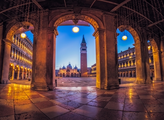 hallway-view-piazza-san-marco-in-venice-italy