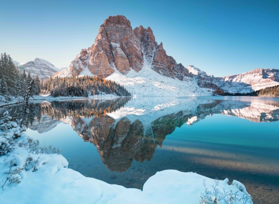 lake-louise-candian-rockies-canoes