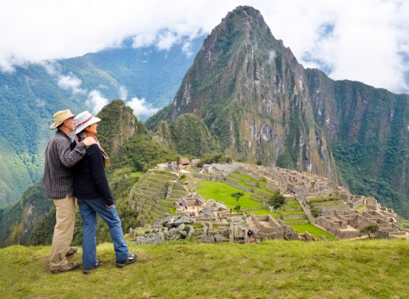 machu_picchu_couple_681335212