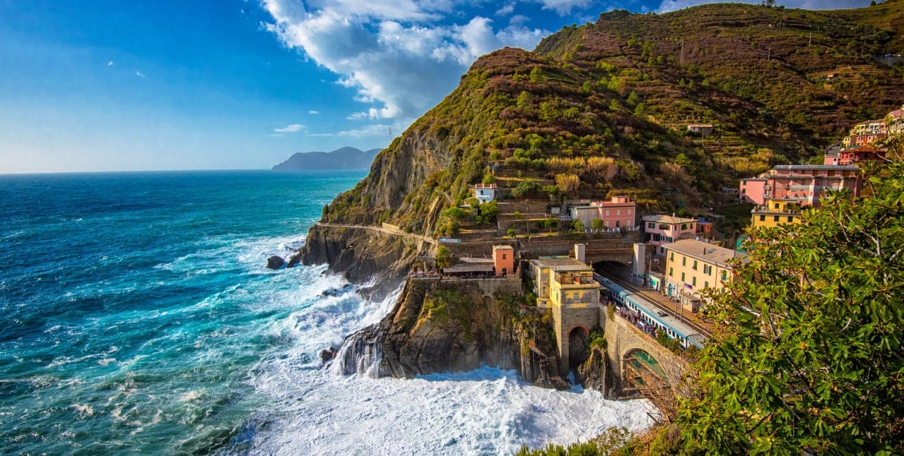 Train-Passing-Through-Riomaggiore_cinque-terre