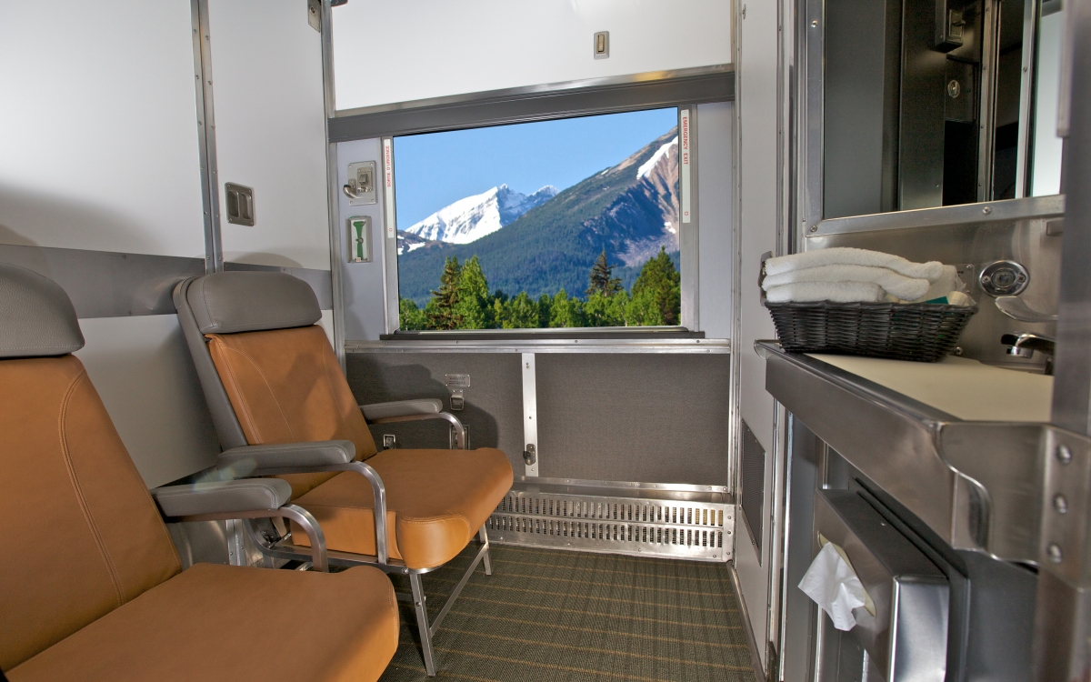 Рейл вагон. Via Rail поезд. Via Rail Canada. Вагон бизнес класса. Канада вагон купе.