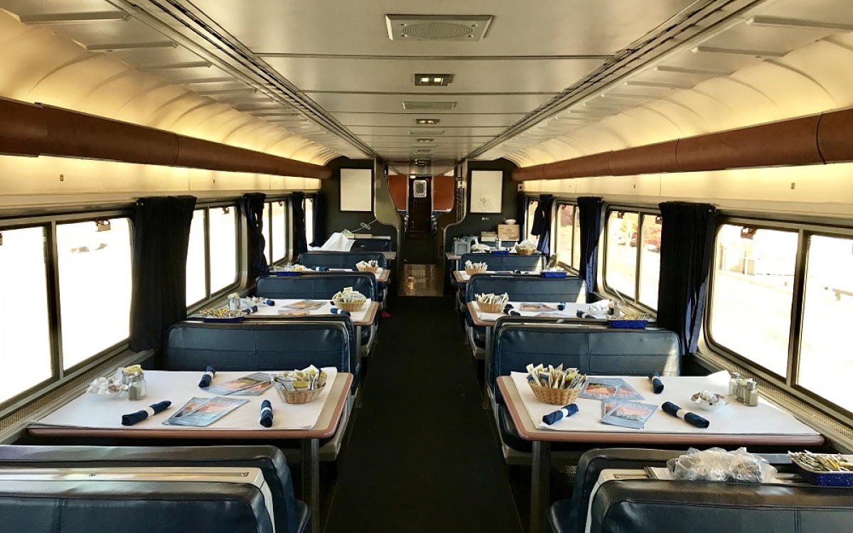 amtrak-dining-car