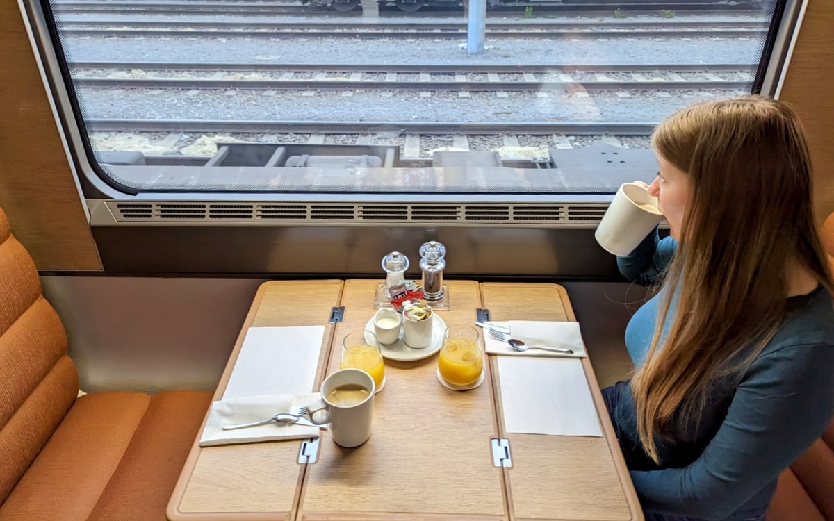 caledonian_sleeper_passenger_eating