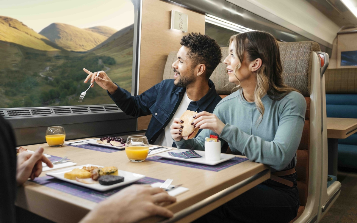 couple dining on the caledonian sleeper train