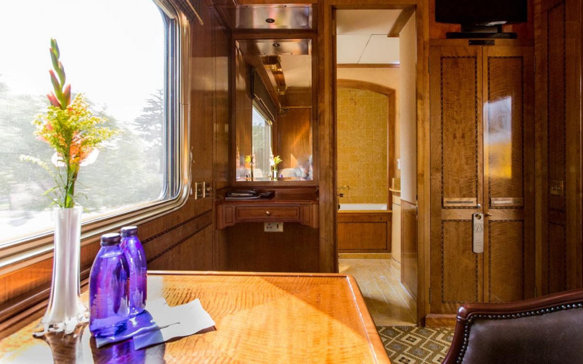 Blue train. Rovos Rail Deluxe Suite. Поезд Blue Train Африка. Голубой поезд купе ЮАР. The Blue Train Suite Layouts.