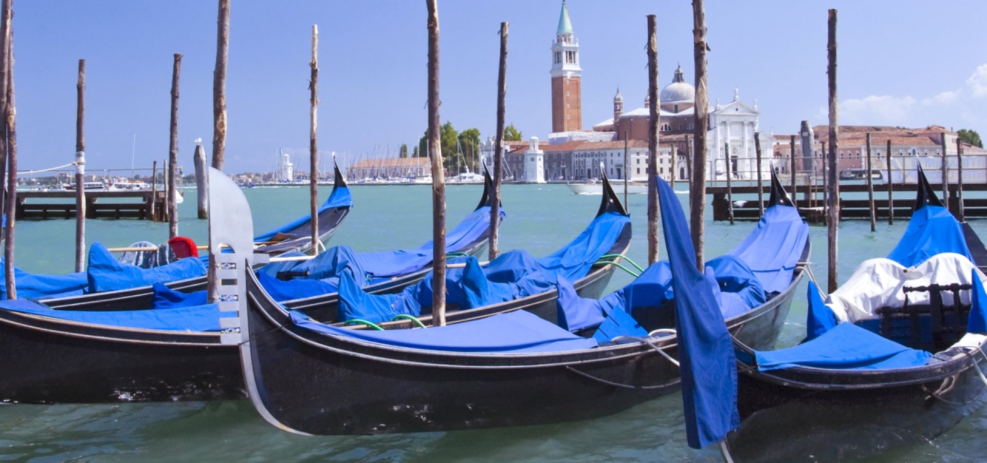 AU-VSOE-VENICE-TO-LONDON-Gondolas-in-Venice-1800X600