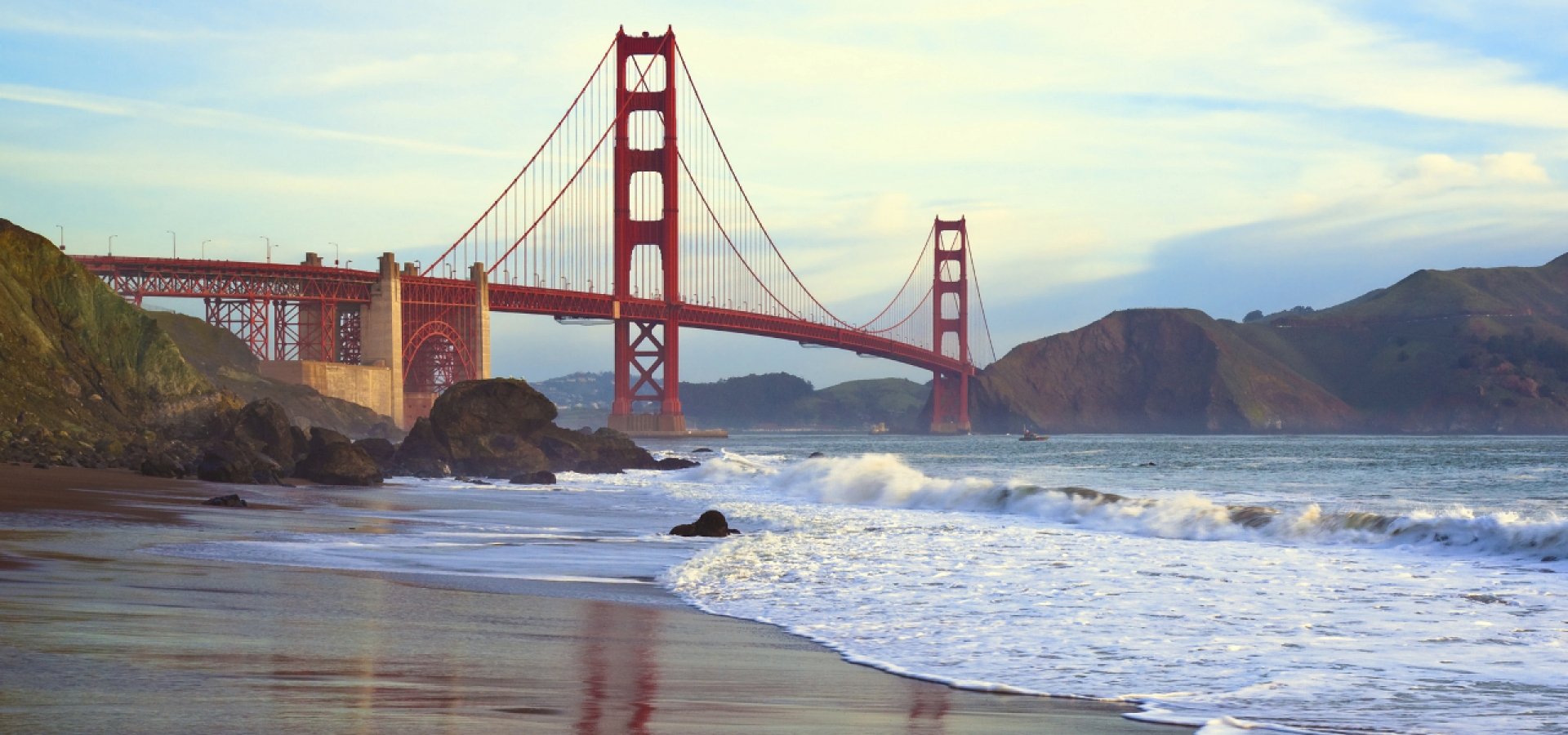 AU-WESTERN-USA-AND-CANADA-Beautiful-wide-shot-of-the-Golden-Gate-Bridge-1800x600