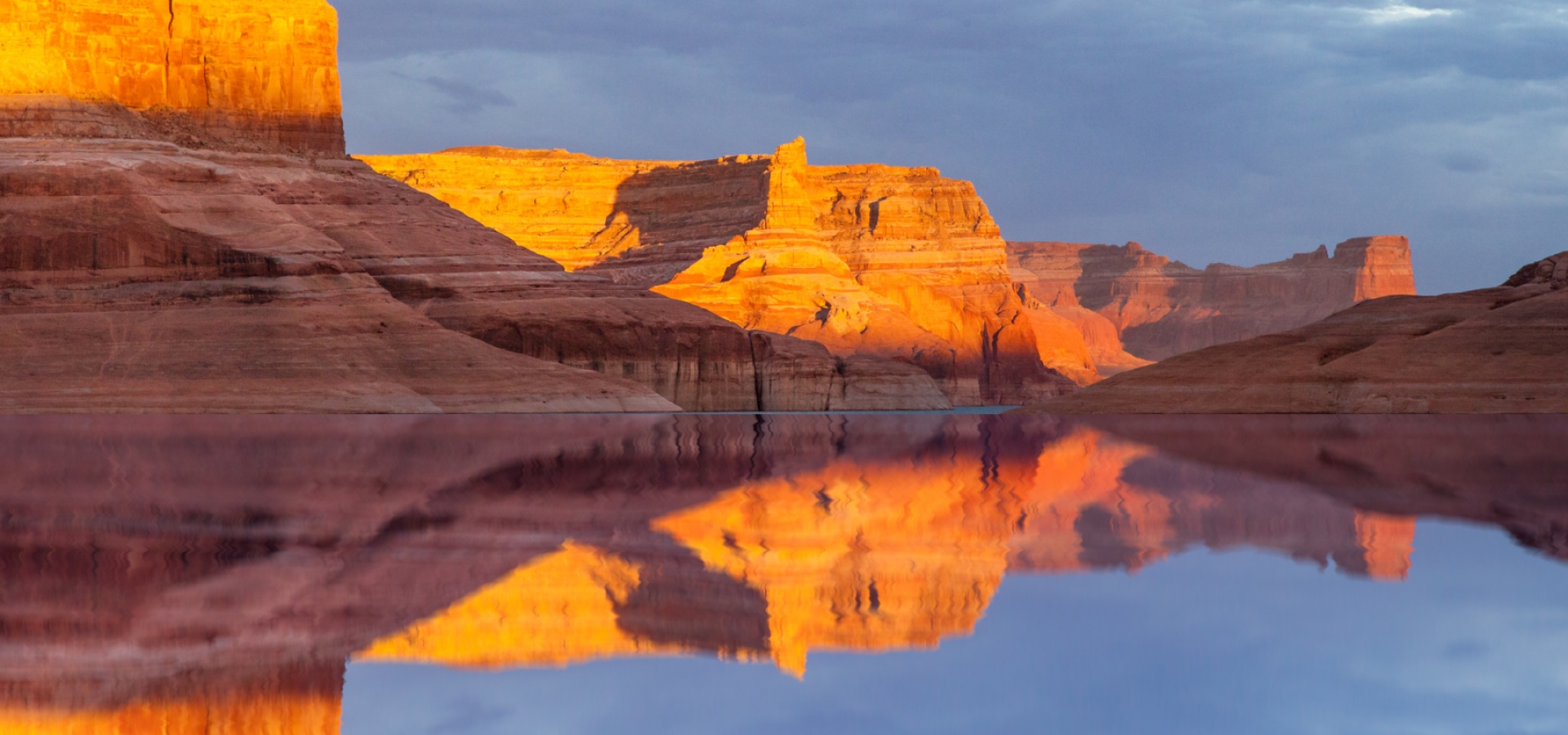 Sunset-Reflection-on-Lake-Powell-Arizona