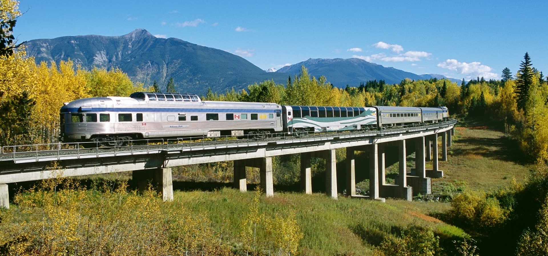 Trains VIA Rail Railbookers®