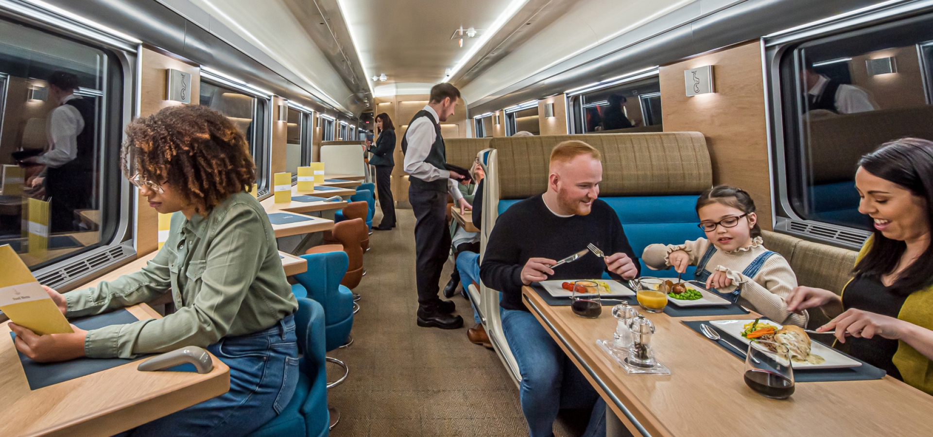 people eating in the caledonian_sleeper club car