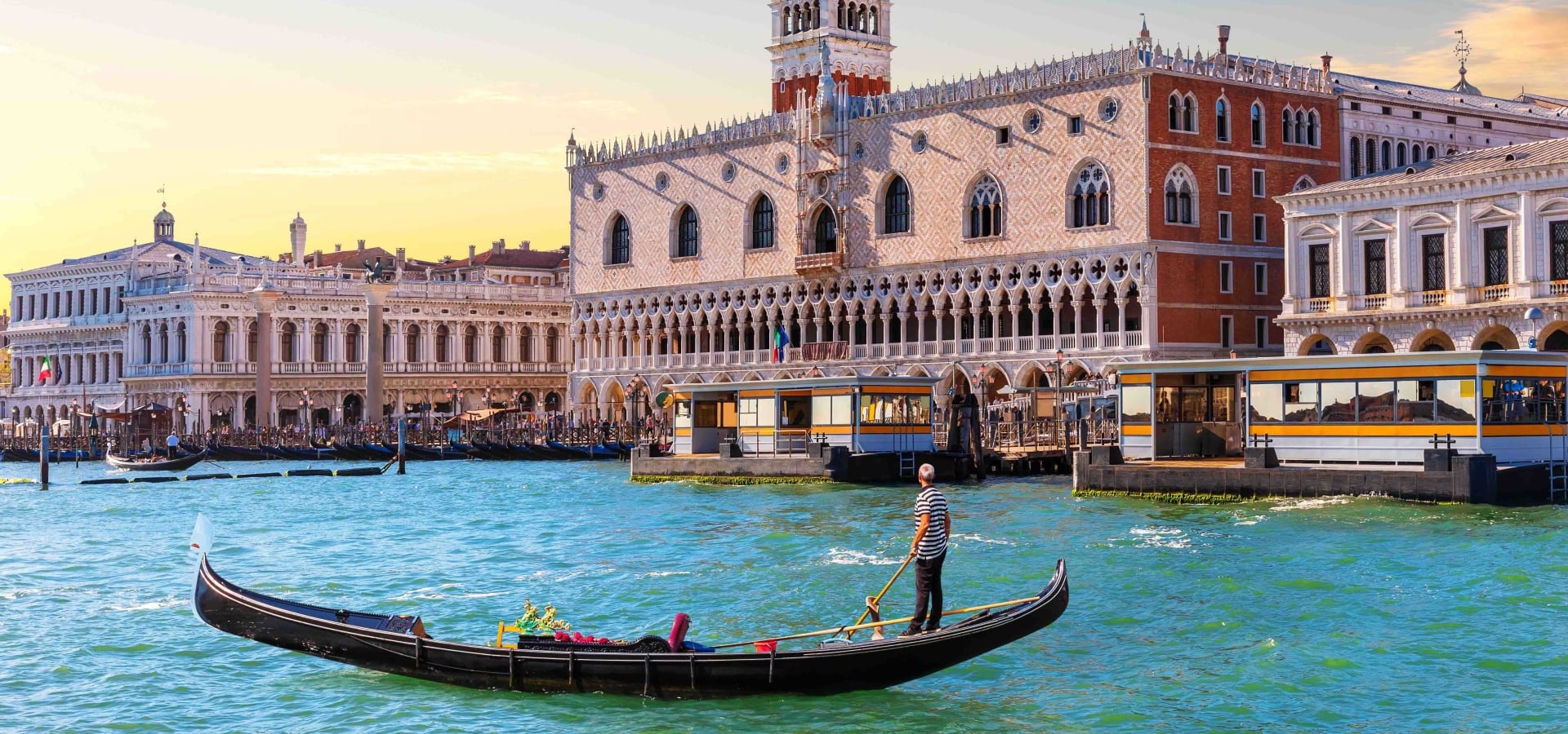 gondola-doges-palace-venice-italy
