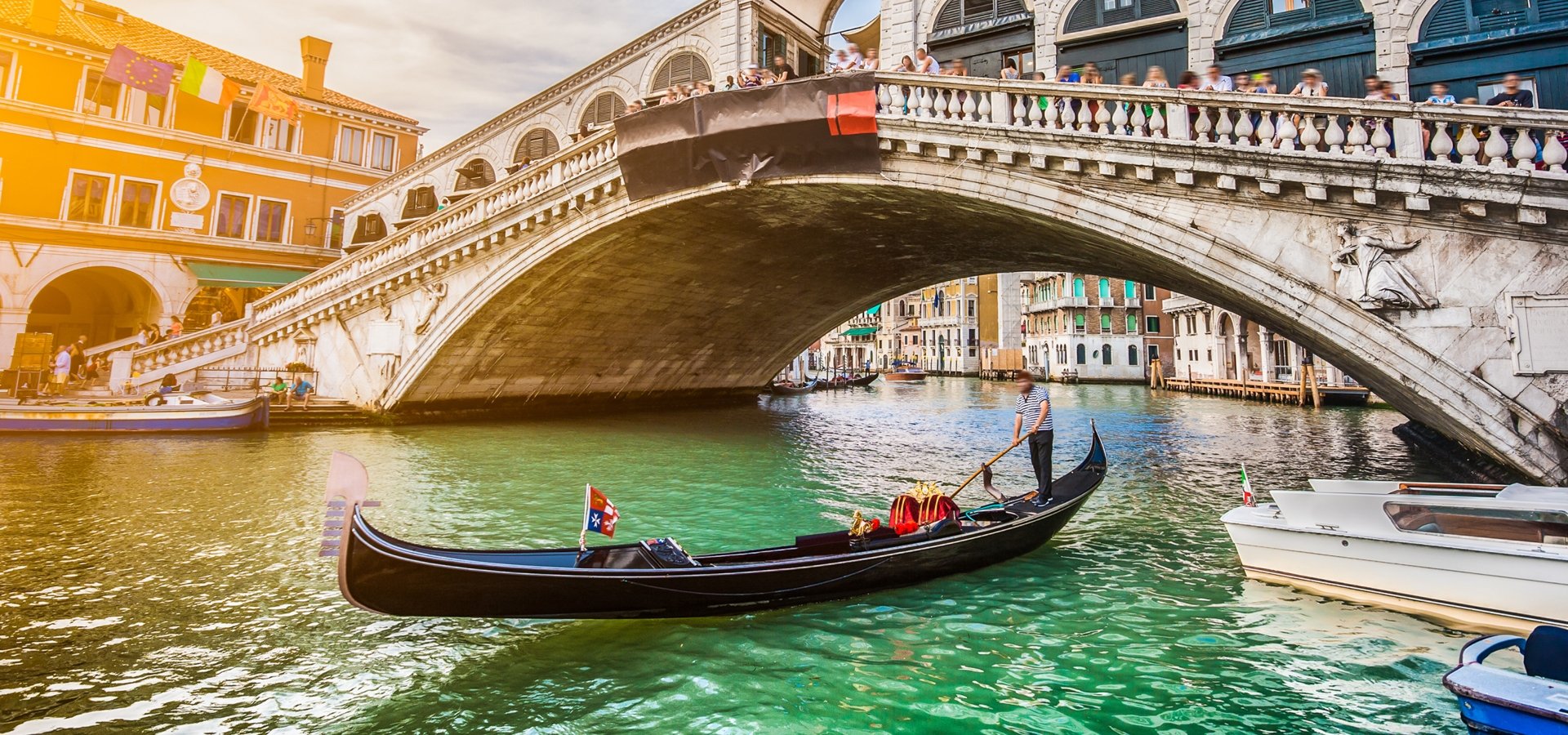 walking-tour-venice-italy-gondola