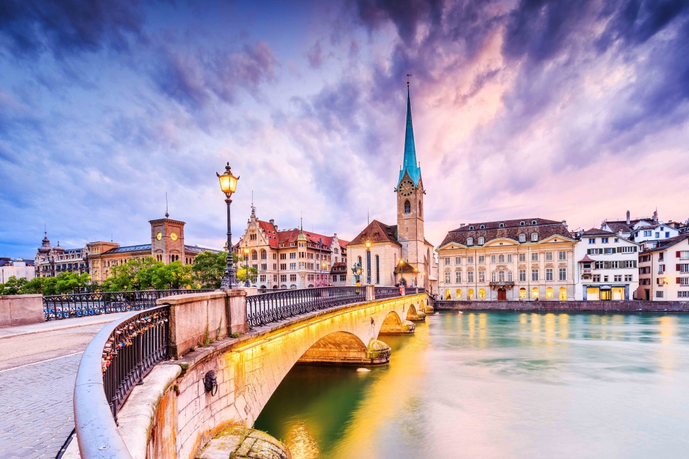 The Fraumünster Church and the Münsterbrücke bridge over the Limmat River in Zurich, Switzerland