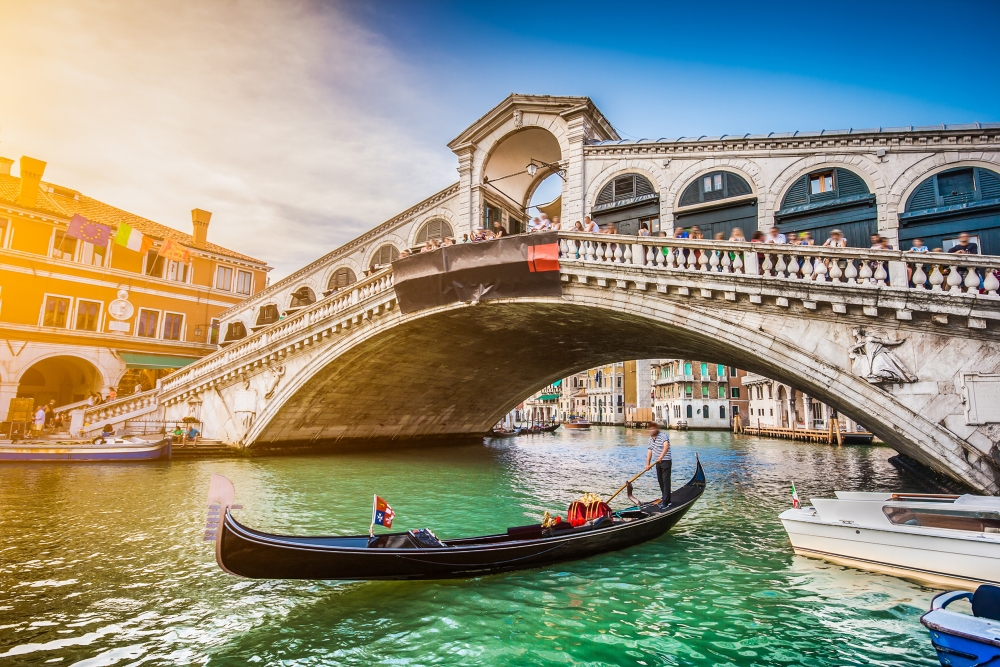 walking-tour-venice-italy-gondola